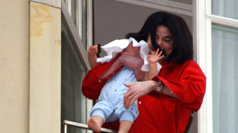 Michael Jackson holds Blanket in Germany in 2002