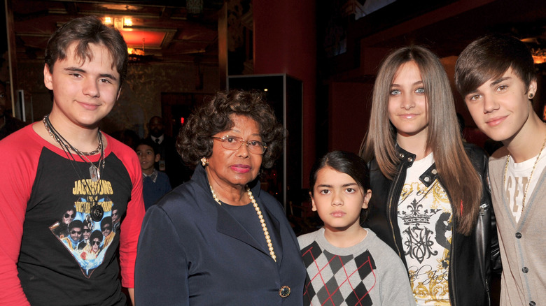 Prince, Katherine, Blanket, and Paris Jackson pose for a photo with Justin Beiber