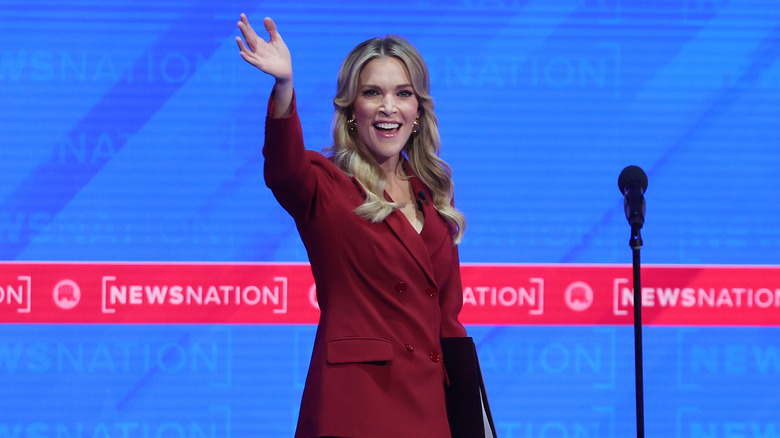 Megyn Kelly waving to the crowd at the Republican president debate.