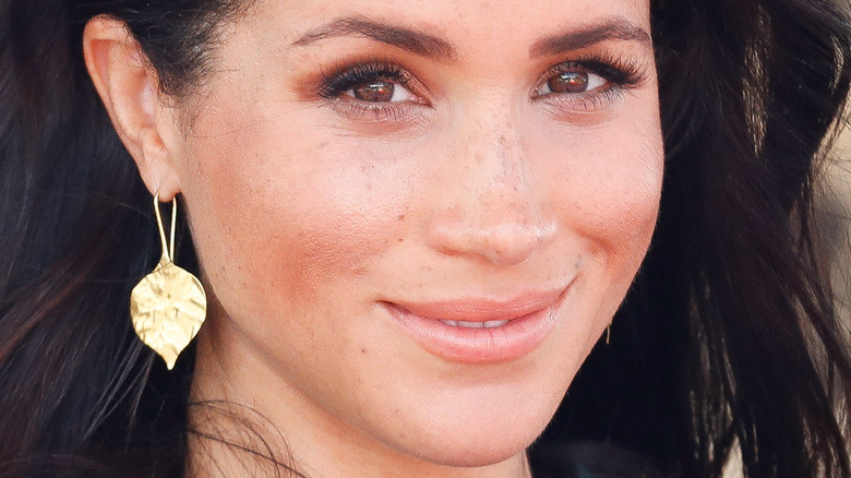 Meghan Markle gold leaf earrings