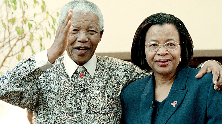 Nelson Mandela and Graca Machel waving