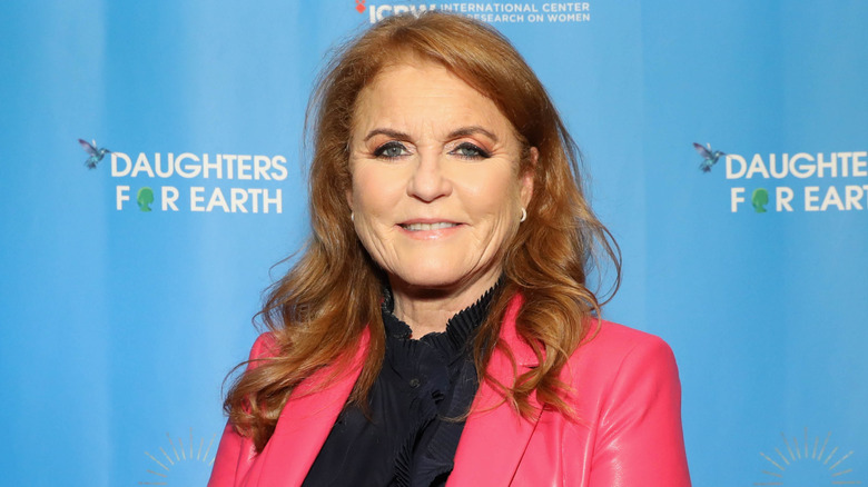 Sarag Ferguson poses in pink suit