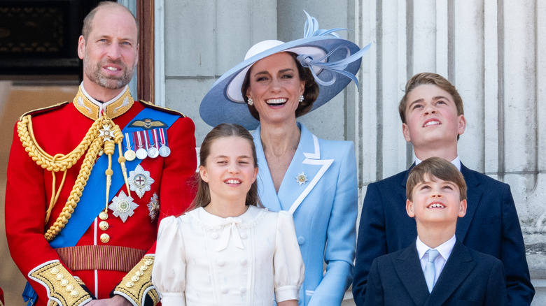 The royal family smiling on the Buckingham Palace balcony.