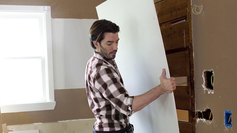 Jonathan Scott in Bachelor Pad to Family Home episode of Property Brothers