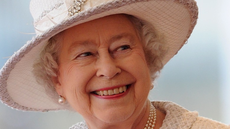 Queen Elizabeth II waiting for Turkey's President Abdullah Gul and his wife Hayrunnisa Gul at an offical welcoming ceremony 2011