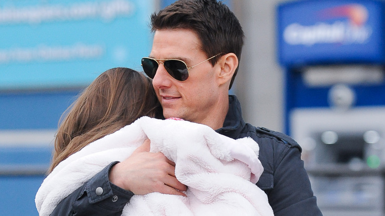 Tom Cruise carrying young Suri Cruise
