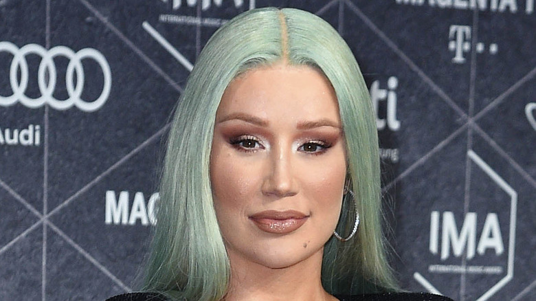 Iggy Azalea with green hair