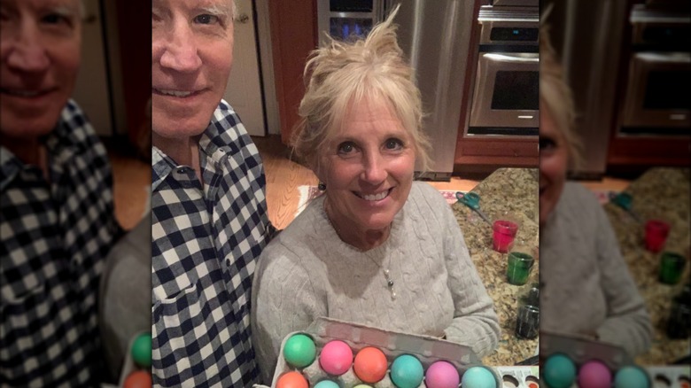 Jill and Joe Biden pose with home-dyed Easter eggs.