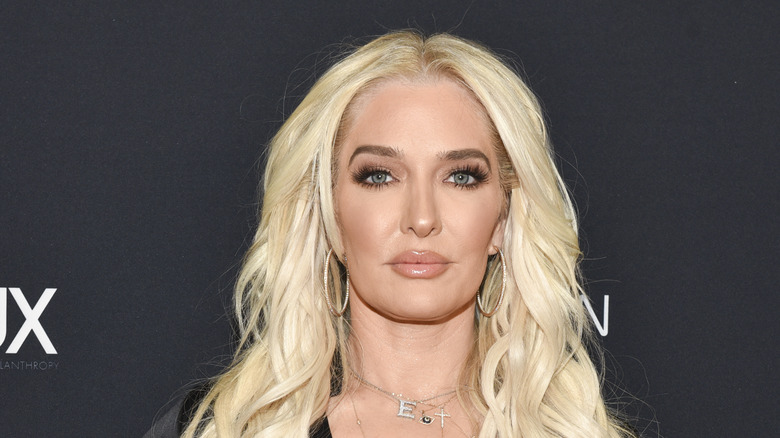 Erika Girardi posing at an event