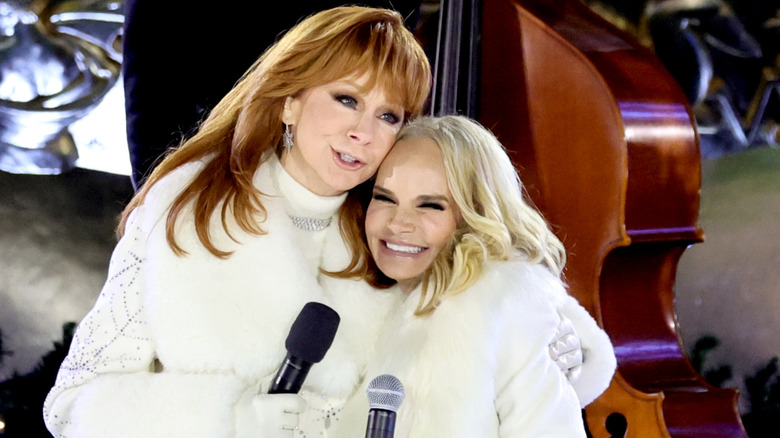 Reba McEntire and Kristin Chenoweth hugging