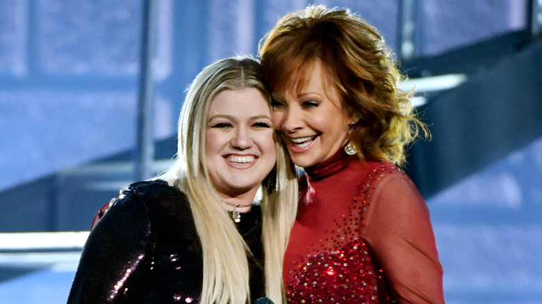 Reba McEntire and Kelly Clarkson hug 