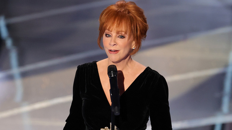 Reba McEntire singing at the Oscars 2022