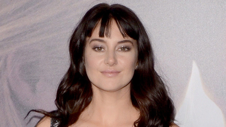 Shailene Woodley posing