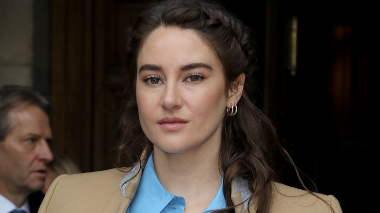 Shailene Woodley posing  