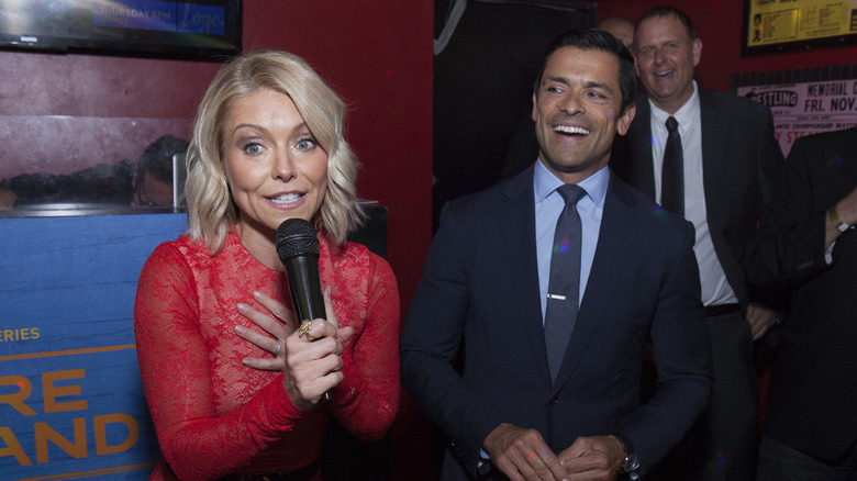 Kelly Ripa talking, Mark Consuelos laughing