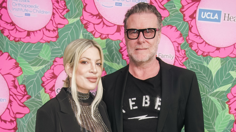 Tori Spelling and Dean McDermott posing