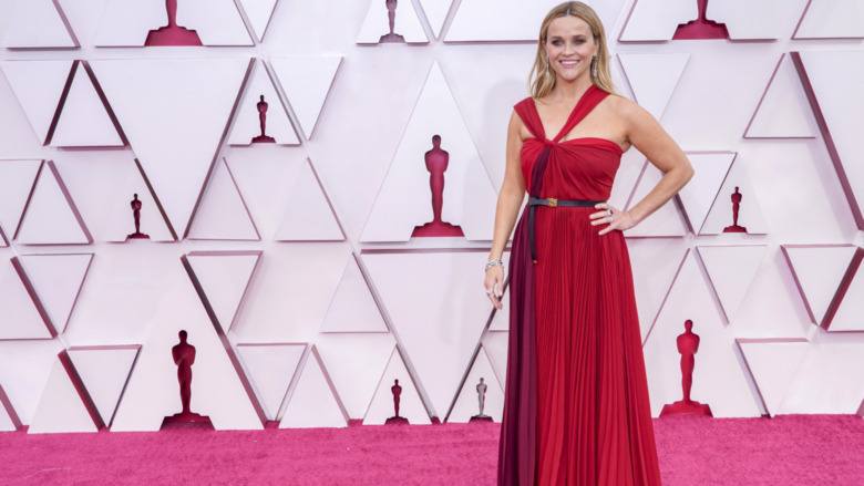 Reese Witherspoon posing at the 2021 Oscars 