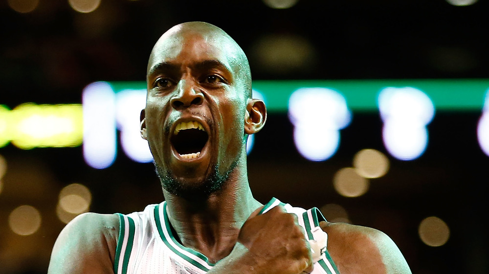 Kevin Garnett playing basketball