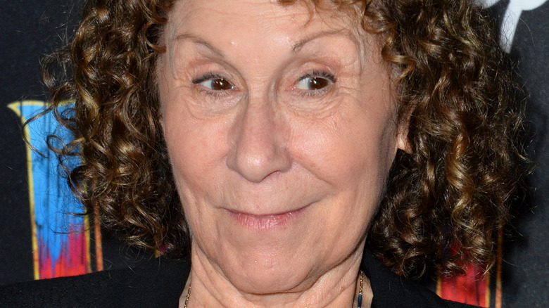 Rhea Perlman raises her eyebrows at the "Dumbo" premiere