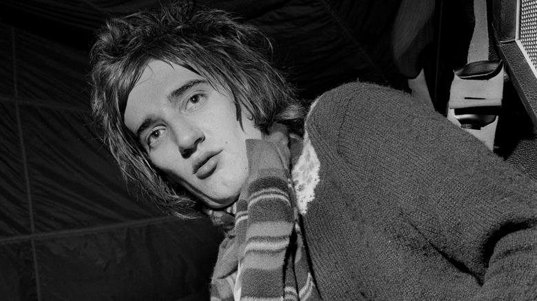 Rod Stewart posing 