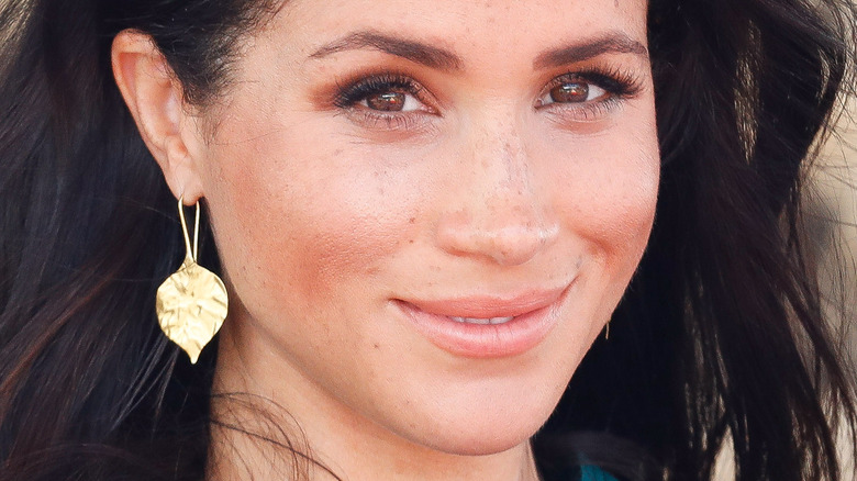 Meghan Markle gold earrings