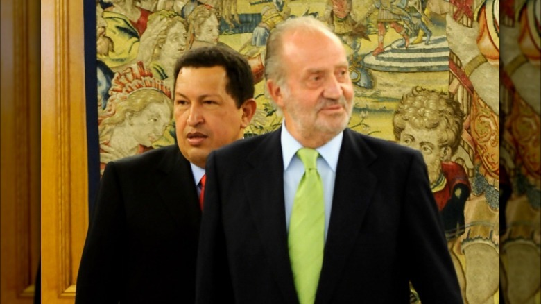 Hugo Chavez behind King Juan Carlos