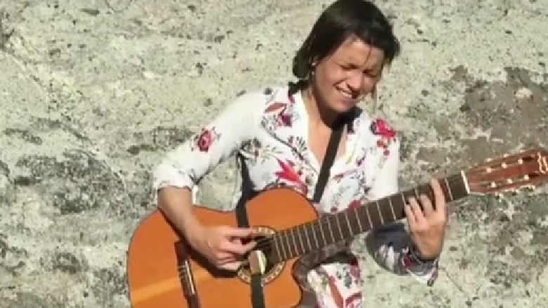 Inés Zorreguieta playing guitar 