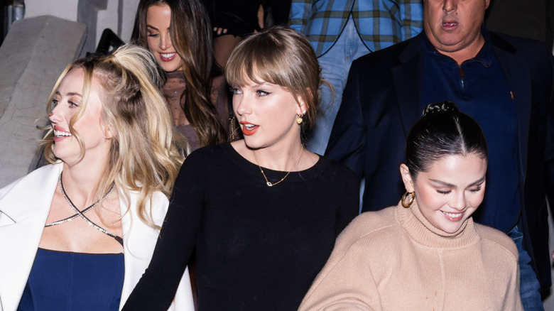 Brittany Mahomes, Taylor Swift, Selena Gomez descending steps