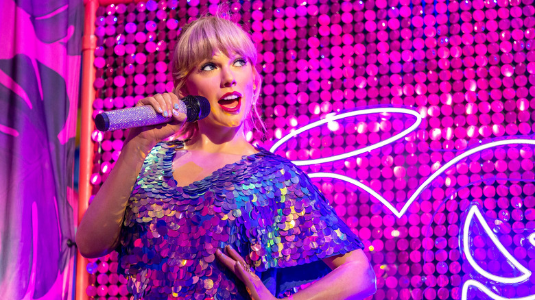 Taylor Swift singing