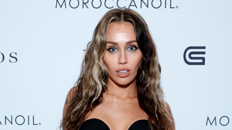 Miley Cyrus posing red carpet