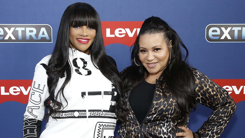 Salt-N-Pepa posing together
