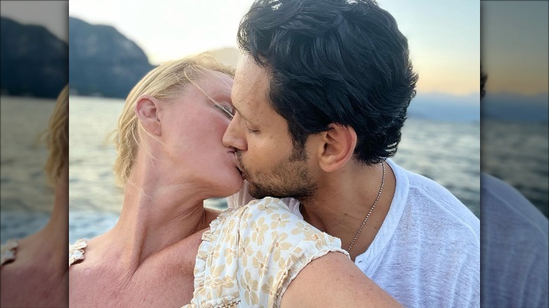 Sandra Lee kissing selfie