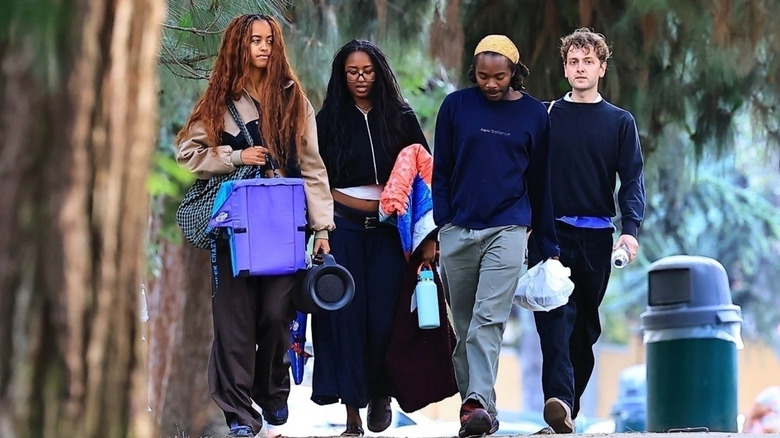Malia Obama and Sasha Obama having easter picnic with friends