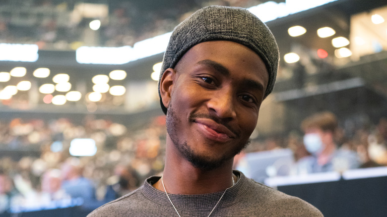 Clifton Powell Jr. posing for cameras