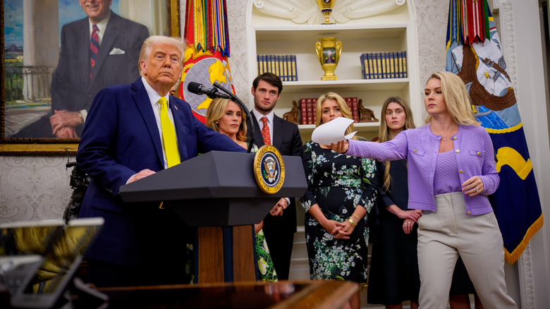 Donald Trump and Karoline Leavit at the Oval Office