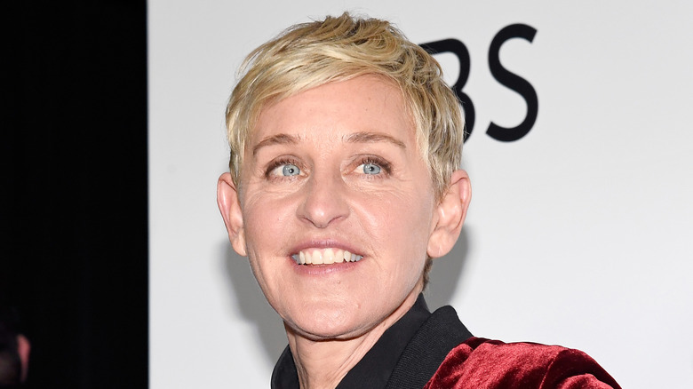 Ellen DeGeneres posing for cameras