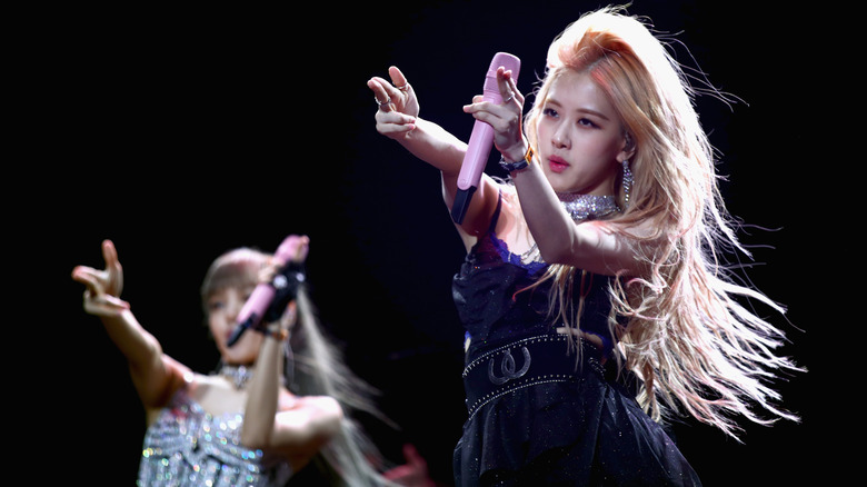  Lisa and Rosé Blackpink performing together