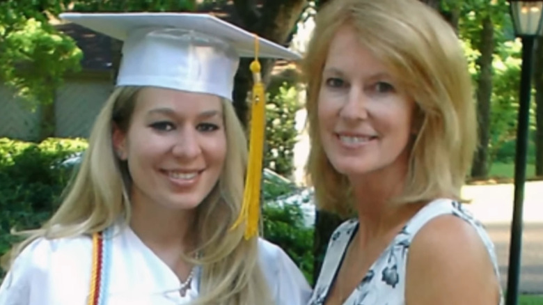 Natalee Holloway posing with mom Beth on her graduation day
