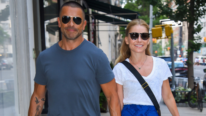 Mark Consuelos and Kelly Ripa walking on the street