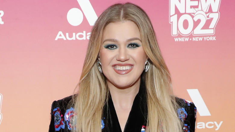 Kelly Clarkson poses in sequined dress and blue eye makeup