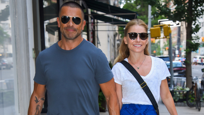 Mark Consuelos and Kelly Ripa walking on the street