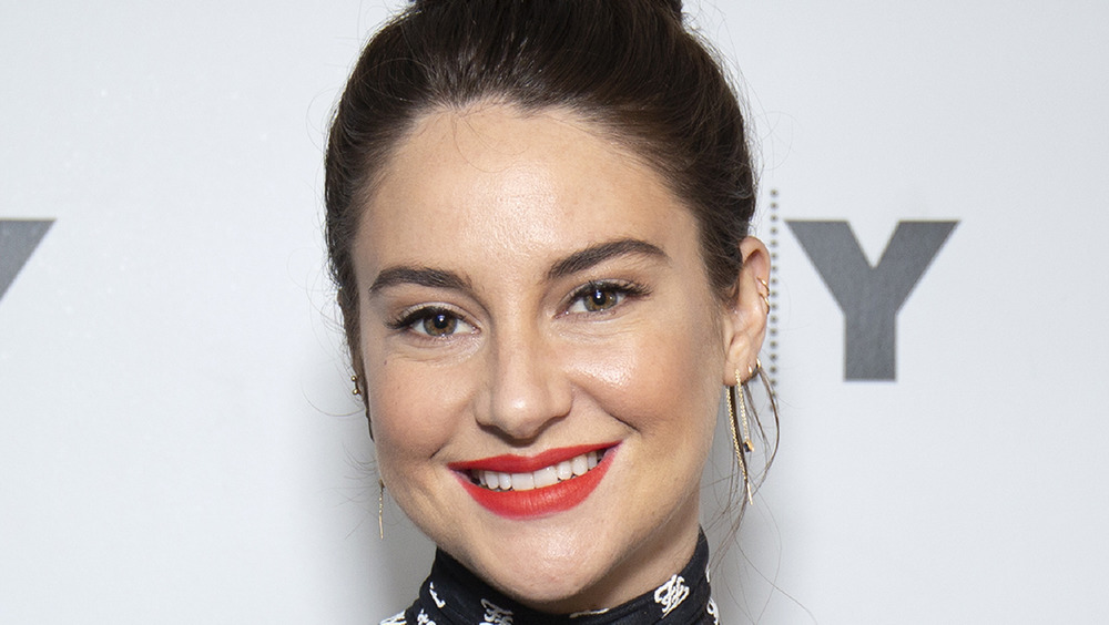 Shailene Woodley posing on red carpet