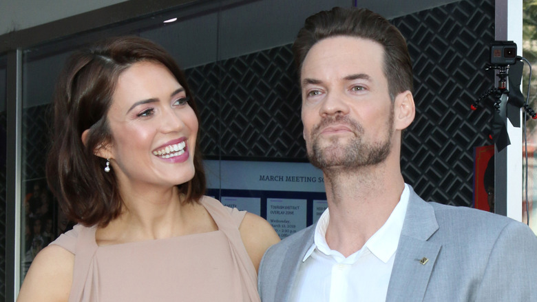 Shane West and Mandy Moore smiling