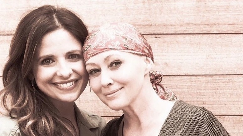 Sarah Michelle Gellar and Shannen Doherty smiling