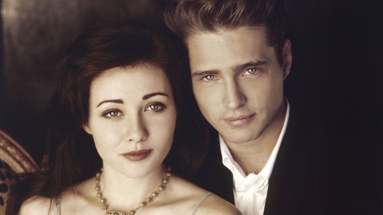 Shannen Doherty and Jason Priestley posing