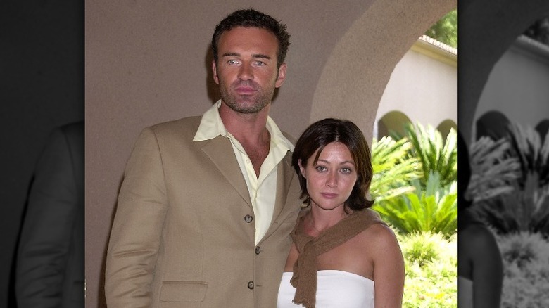 Julian McMahon and Shanne Doherty posing