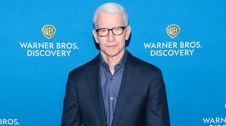 Anderson Cooper posing on the red carpet.