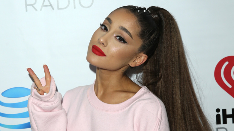 Ariana Grande peace sign