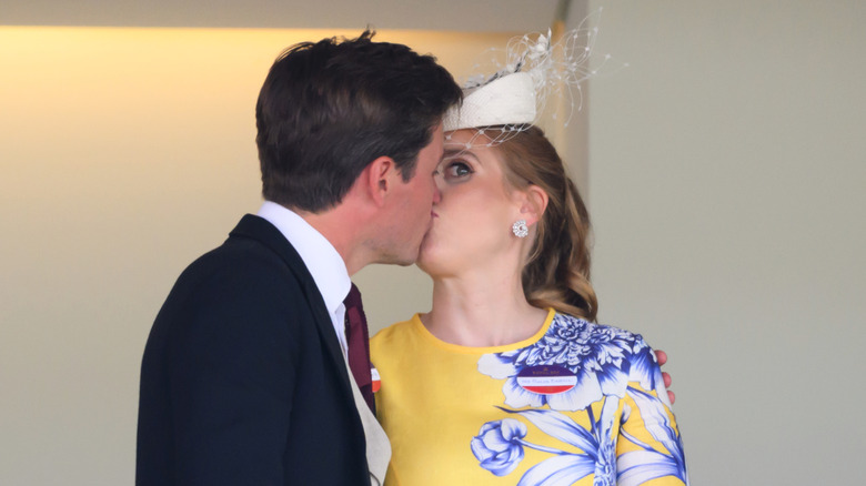 Princess Beatrice kiss Edoardo Mozzi with eyes wide open in 2025