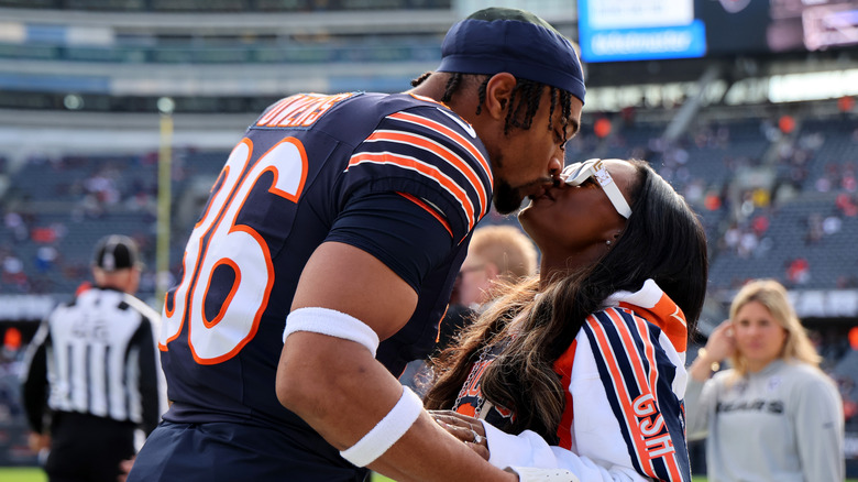 Simone Biles kiss Jonathan Owens on the field